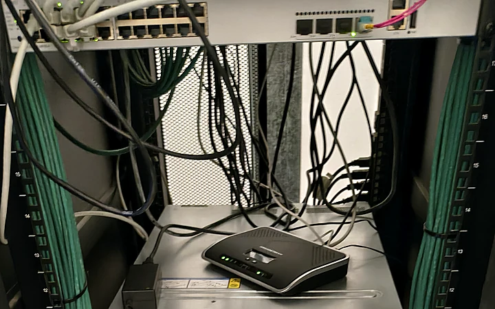 Rack de comunicaciones con switches y cableado de red