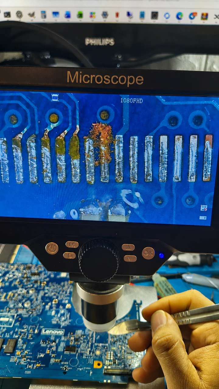 Pistas y contactos ampliados en la pantalla de un microscopio