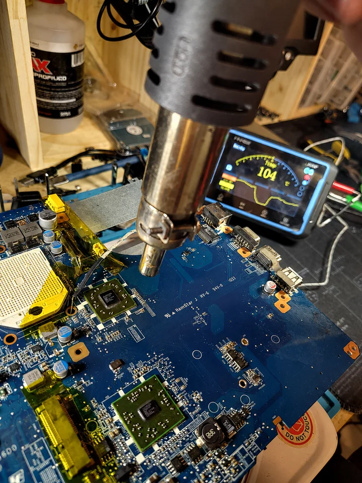 Trabajo de microsoldadura a nivel componente