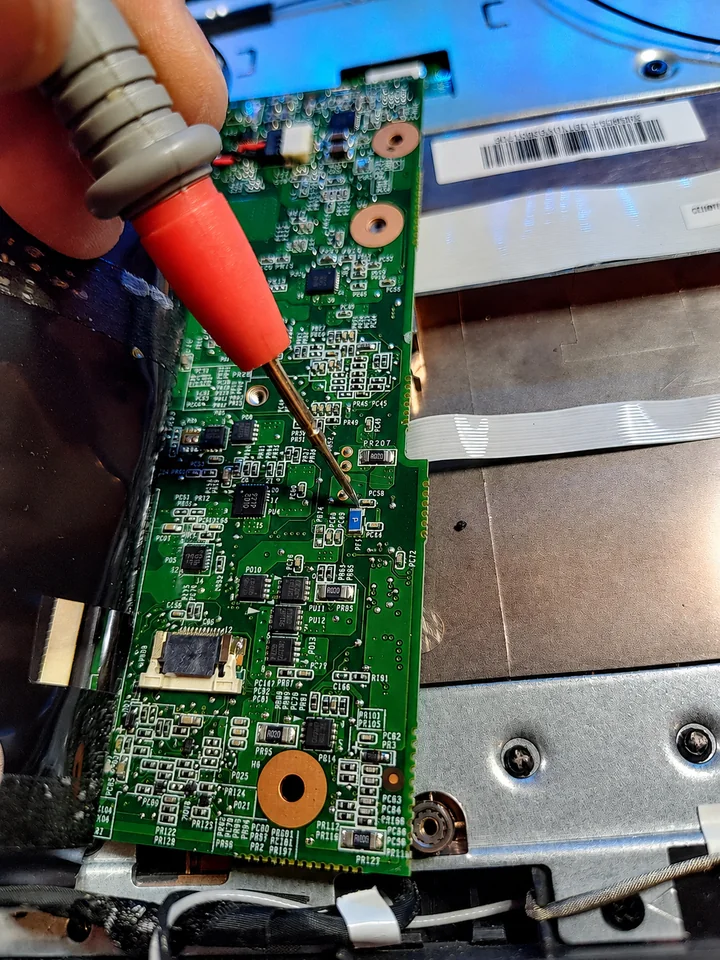 Punta de medición trabajando sobre una placa electrónica