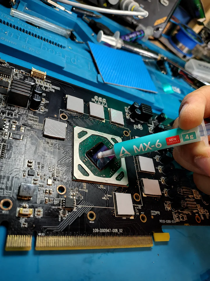 Aplicación de pasta térmica sobre el procesador de una placa de video