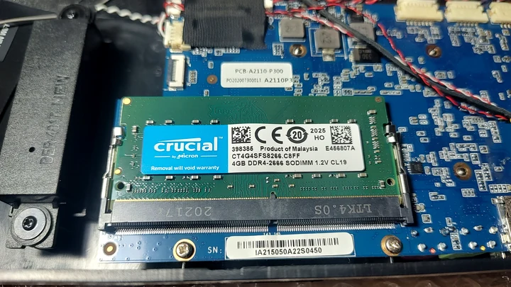 Módulo de memoria RAM instalado en una notebook