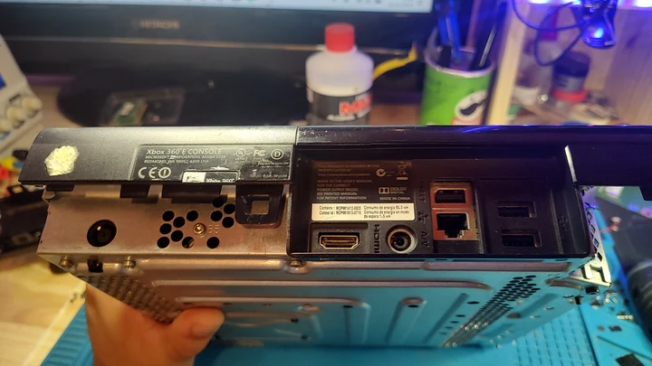 Consola Xbox 360 abierta para revisar puertos y conexiones