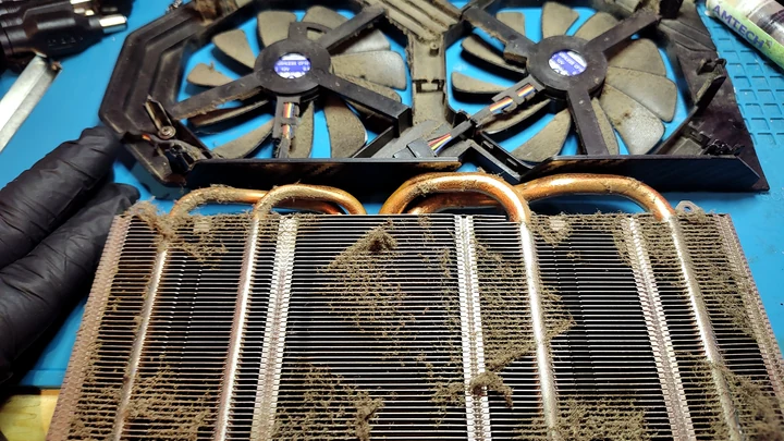Disipador y ventiladores con acumulación de polvo antes de su limpieza