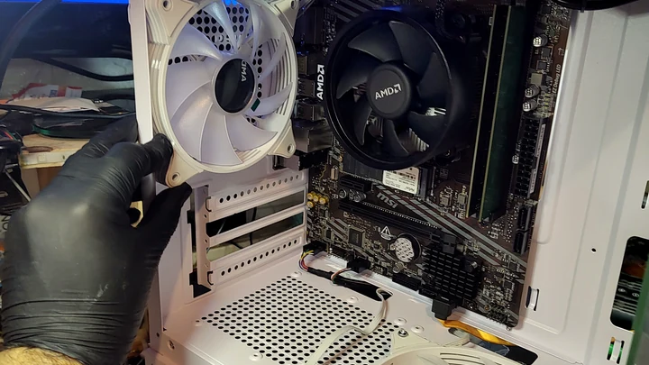 Instalación de un ventilador en una PC de escritorio