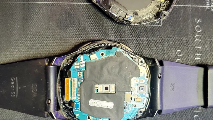 Smartwatch abierto con su placa electrónica expuesta